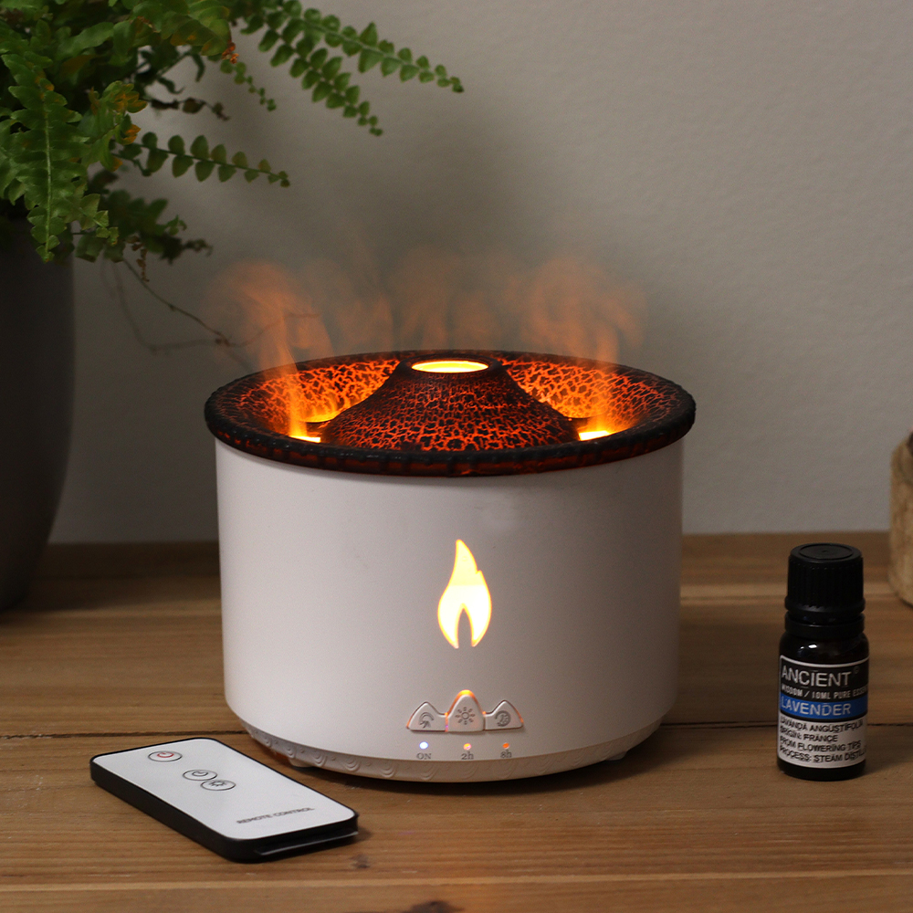Difusor Aromaterapia Vulcão em Chama Difusor de aromas elétrico branco com textura castanha e chama acesa, frasco de óleo essencial Ancient Lavender e comando remoto