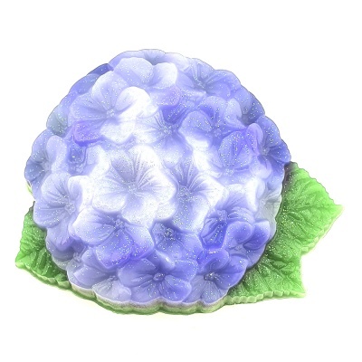 Escultura decorativa de flor azul e branca com folhas verdes