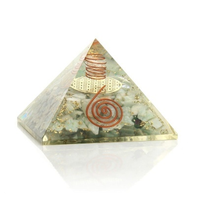 Pirâmide decorativa transparente com pedras verdes e espiral de arame de cobre