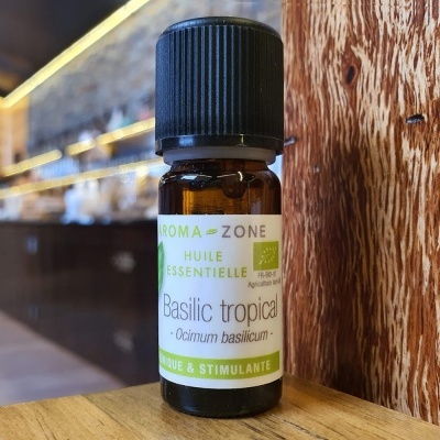 Frasco de óleo essencial Basilic tropical Aromazone em superfície de madeira