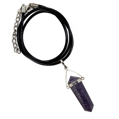 Colar com pendente de pedra roxa lapidada e cordão preto