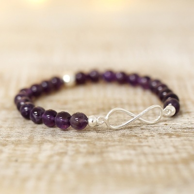 Pulseira com contas roxas e fecho de símbolo de infinito prateado