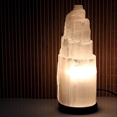 luminária de cristal branco em formato de torre com base preta