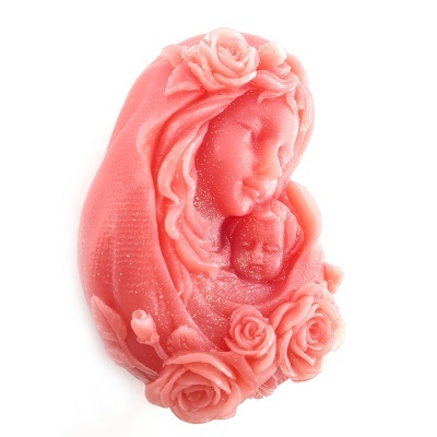 Escultura rosa com figura feminina e bebé rodeados de rosas em relevo