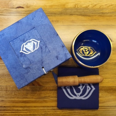 Conjunto de tigela de meditação azul, madeira e estojo azul sobre mesa de madeira