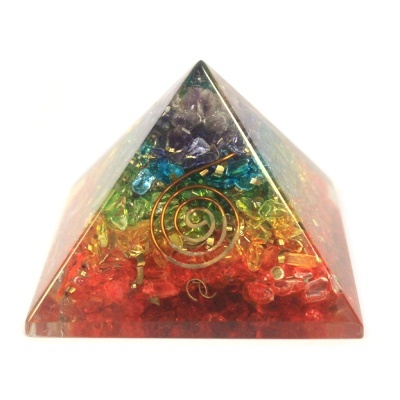 Piramide decorativa colorida com espiral dourada