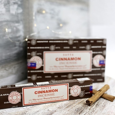 Caixa e embalagem de incenso Satya de canela com paus de canela