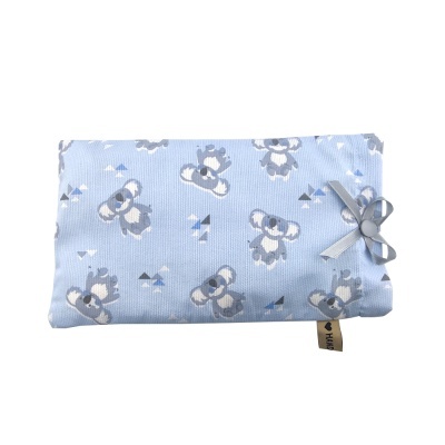 Mala azul claro com padrão de gatinhos cinzentos e laço prateado
