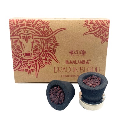 Incenso Banjara Dragon Blood com embalagem castanha e design vermelho, dois cones de incenso pretos com resina vermelha, um em suporte branco