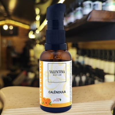 Frasco âmbar com doseador preto e rótulo Valentina Body Care Calêndula