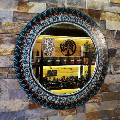 Espelho redondo decorativo com moldura colorida em parede de azulejos estilo pedra