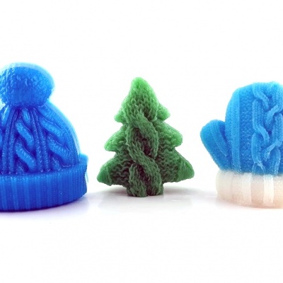 Gorro azul, árvore verde e luva azul em lã com padrão trançado