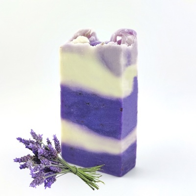 Sabonete listrado branco e roxo com ramo de lavanda