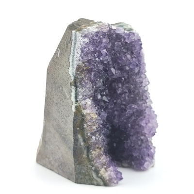 Geodo de ametista com cristais roxos e base rocosa cinzenta