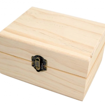 Caixa de madeira clara com fecho metálico escuro