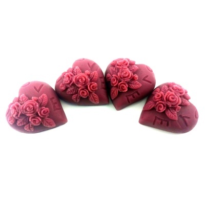 Chocolates em forma de coração com rosas decorativas cor de vinho