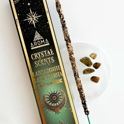 caixa de incenso com pedras e incenso aceso