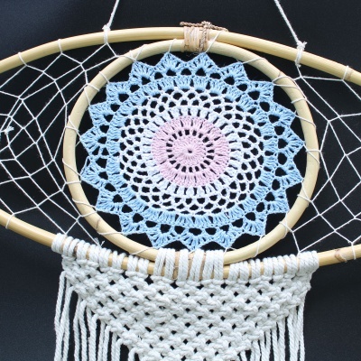 Apanhador de sonhos de madeira com croché azul e rosa e macramé branco