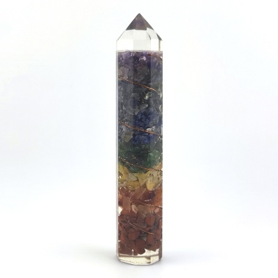 Torre de cristal multicolorida com fio dourado em fundo branco