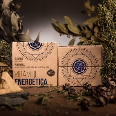 Caixas de papelão com design geométrico e texto sobre pirâmide energética e hierbas