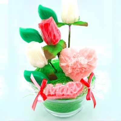 Arranjo decorativo com flores de tecido, coração rosa e texto 'Mãe'