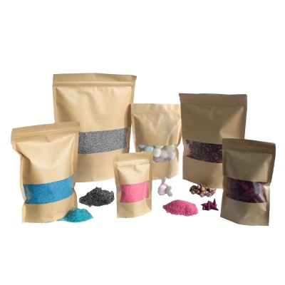 Sacos de papel kraft com janela contendo pós e pequenos objetos coloridos