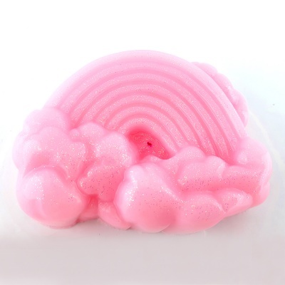 Arco-íris de material macio cor-de-rosa com nuvens brilhantes