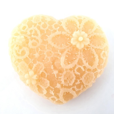 Sabonete em forma de coração creme com textura rendada e flores decorativas