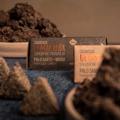 Embalagem de incenso triangular Sagrada Geometria e peças de incenso em fundo azul