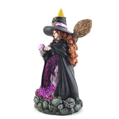 Figura decorativa de bruxa ruiva com chapéu preto e amarelo e vassoura