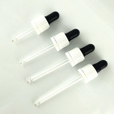 Quatro pipetas de vidro com conta-gotas preto e rosca branca em fundo branco