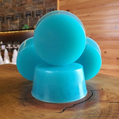 Conjunto de sabonetes redondos azuis sobre mesa de madeira