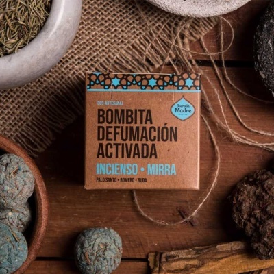 Caixa de defumação ativa em papel castanho com elementos naturais ao redor