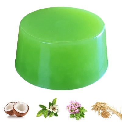 Sabonete verde translúcido com imagens de coco, flor, planta e cereal