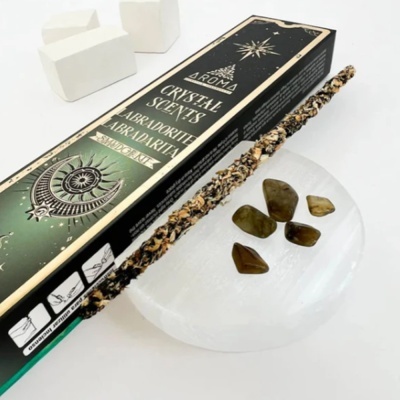 Conjunto de incenso e cristais Abradirite com caixa preta e dourada sobre fundo branco