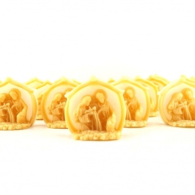 Esculturas amarelas religiosas pequenas em fundo branco