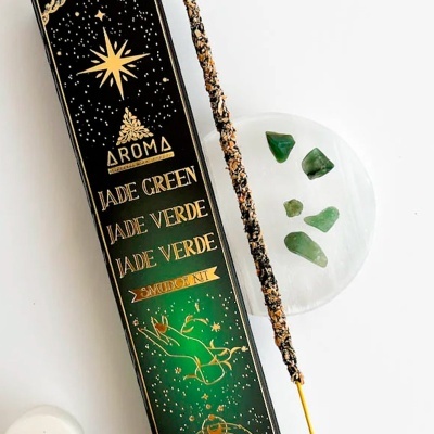Kit de incenso Aroma com pau de incenso queimado e pedras jade verde em prato