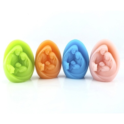 Figuras decorativas coloridas de cena de Natal, quatro cores diferentes, fundo branco