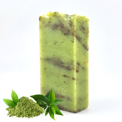 Sabonete artesanal rectangular verde com folhas e pó