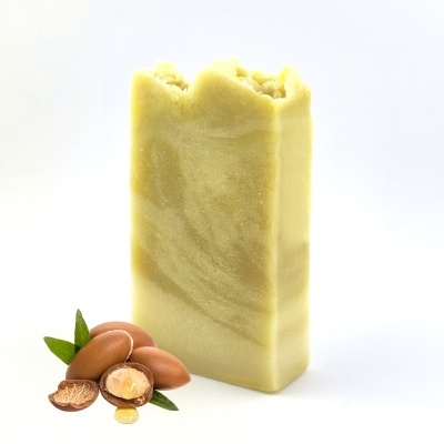 Sabonete verde claro marmoreado com nozes de argão e mel ao lado