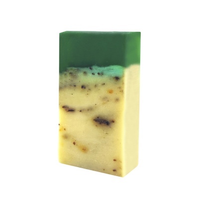 Sabonete retangular de três cores com manchas castanhas