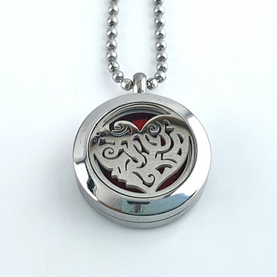 Colar com pingente redondo prateado e padrão ornamental com fundo vermelho