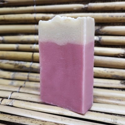 Sabonete artesanal branco e rosa sobre ripas de bambu