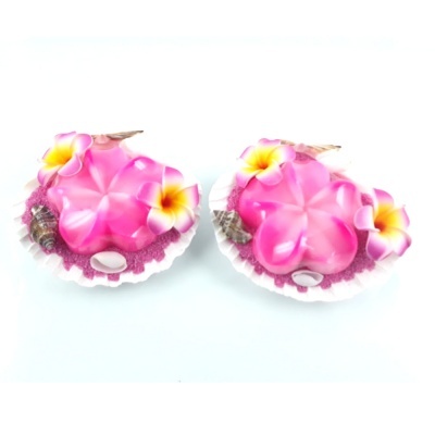 Dois sabonetes decorativos florais rosas com conchas e flores artificiais em pratos brancos