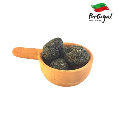 pedras pretas em recipiente de barro com pega e logótipo Portugal