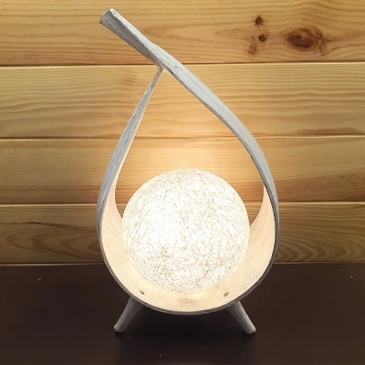 Luminária de mesa de madeira com esfera luminosa branca
