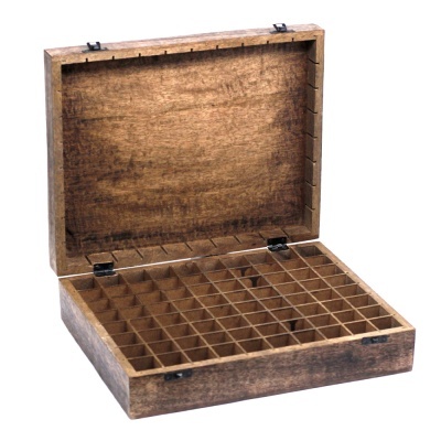 Caixa de madeira com divisórias quadradas e tampa aberta