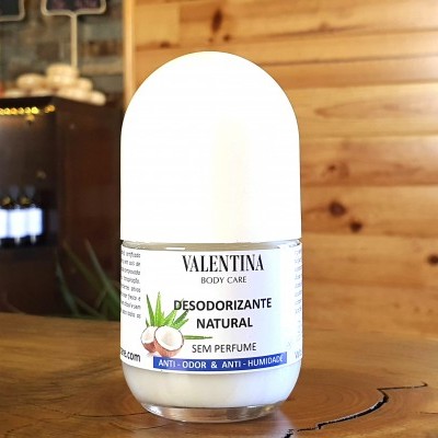 Desodorizante natural Valentina Body Care numa mesa de madeira com parede de madeira ao fundo