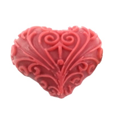 Coração decorativo vermelho com detalhes em relevo