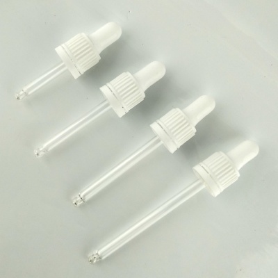 Quatro conta-gotas de vidro com tampas brancas alinhados.